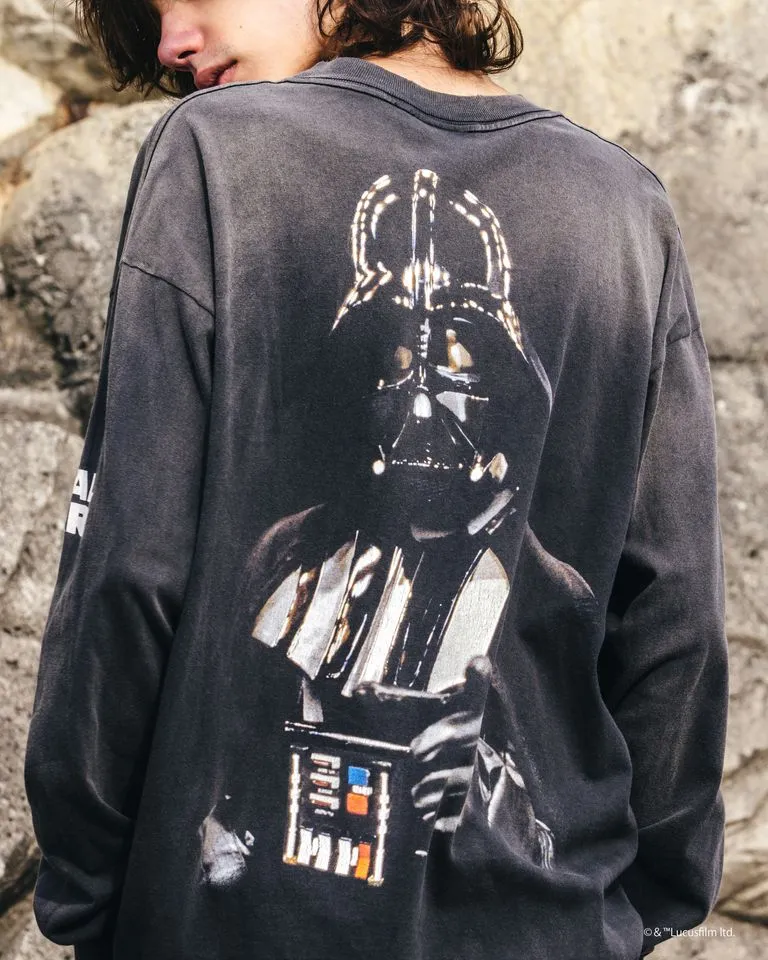 SAINT Mxxxxxx × STAR WARS SW_LS TEE /DARTHVADER/BLK Star Wars co-branded model Darth Vader/Anakin Skywalker distressed long sleeves washed black S-XL The print comes from "Anakin Skywalker" in "STAR WARS Episode I/The Phantom Menace" The impressive poster visual and the design of "Darth Vader" printed on the back The entire garment is hand-processed with dirt, washed with water, and printed with a distressed feel, which perfectly interprets the artistic specialty of NEW VINTAGE. In addition, the original co-branded main mark/wash mark/little angel anti-counterfeiting mark can be customized. It can be said that every detail of ZP is perfectly reproduced.